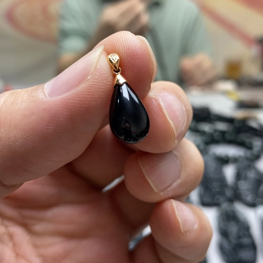 翡翠18K金镶嵌颈饰水滴