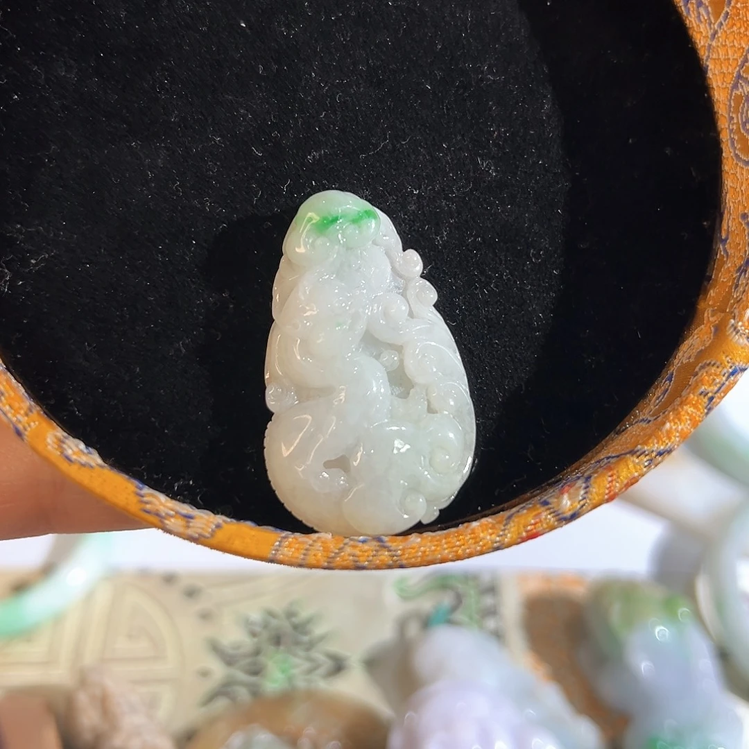 翡翠未镶嵌颈饰翡翠飘绿俏色巧雕招米貔貅特价不退