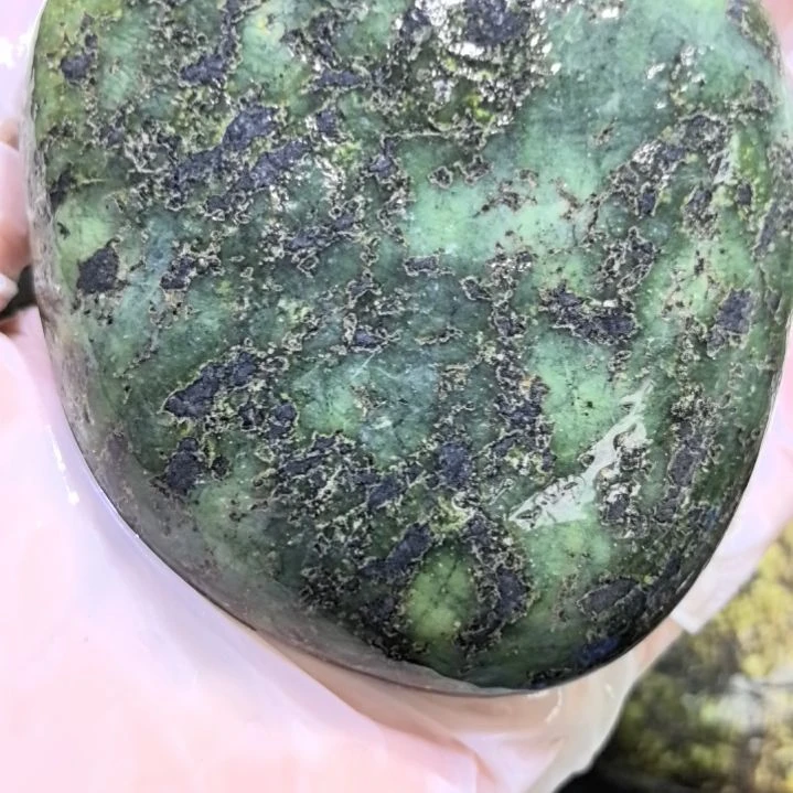 根***本有机玻璃藏玉药王石原石手把件一个