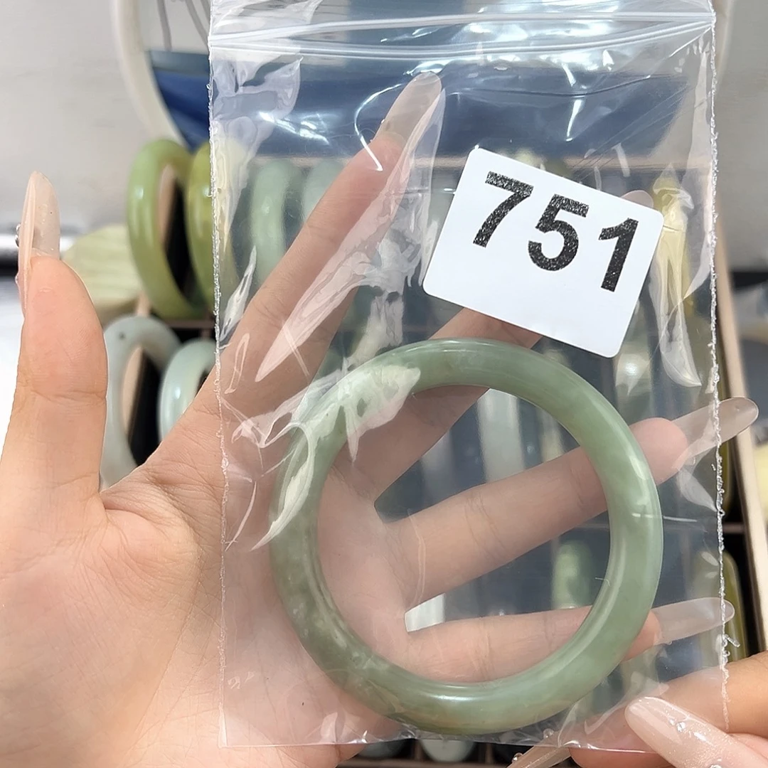 嫣***然未镶嵌蛇纹石玉颈饰