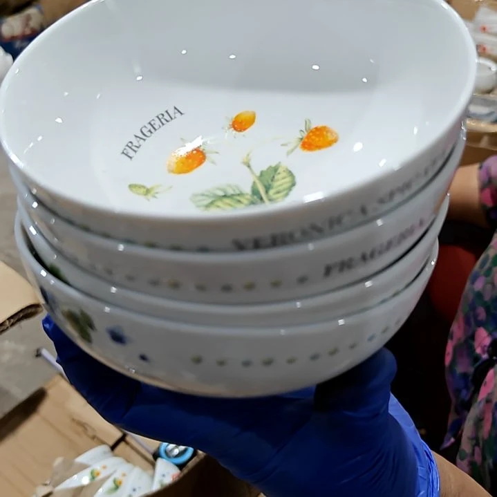 瓷片盘子碗茶壶啥都有