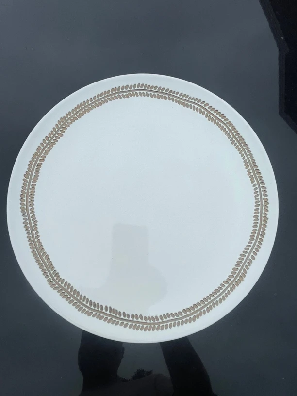 029白色异形浮雕家用菜盘微瑕