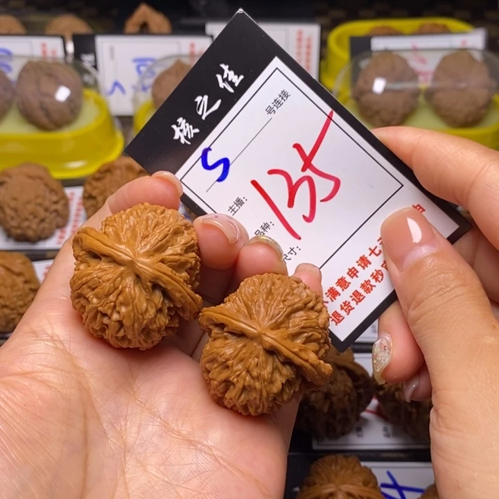 文玩核桃吊坠38白狮子135