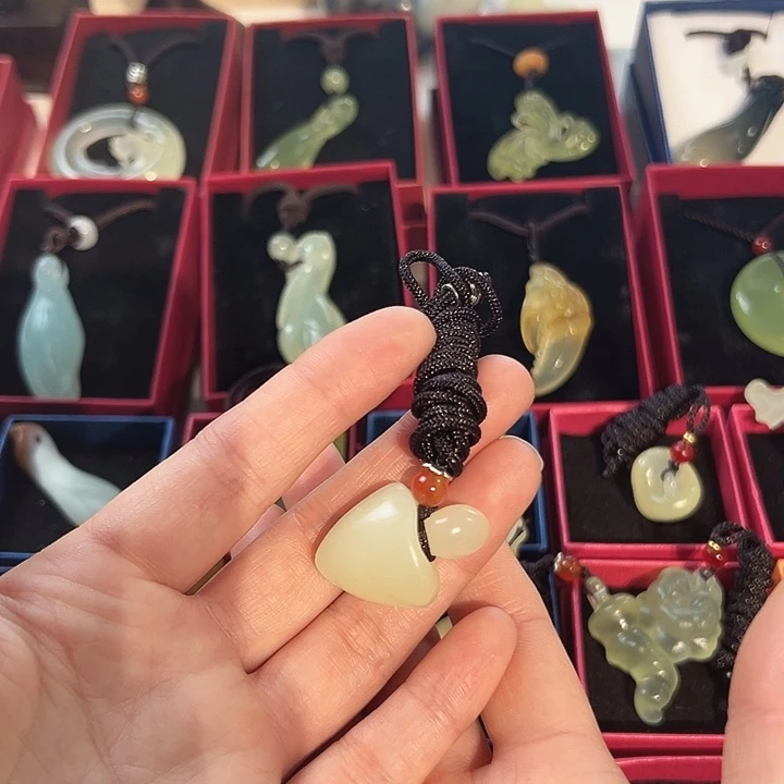 蛇纹石玉未镶嵌吊坠(赠链)