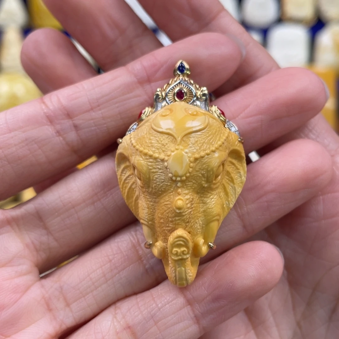 蜜蜡裸石18K金镶嵌琥珀蜜蜡雕刻件