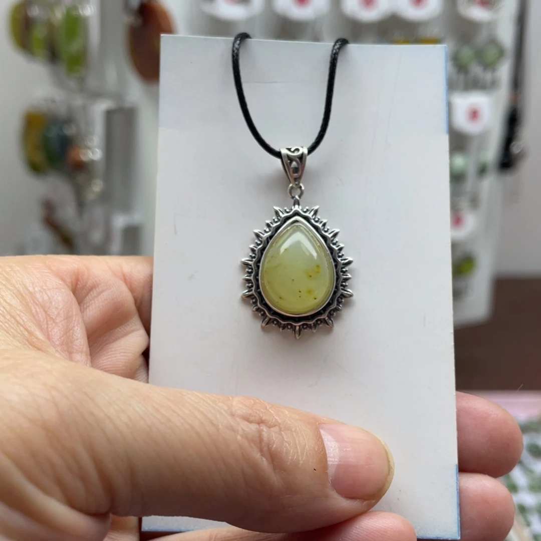 蛇纹石玉未镶嵌吊坠