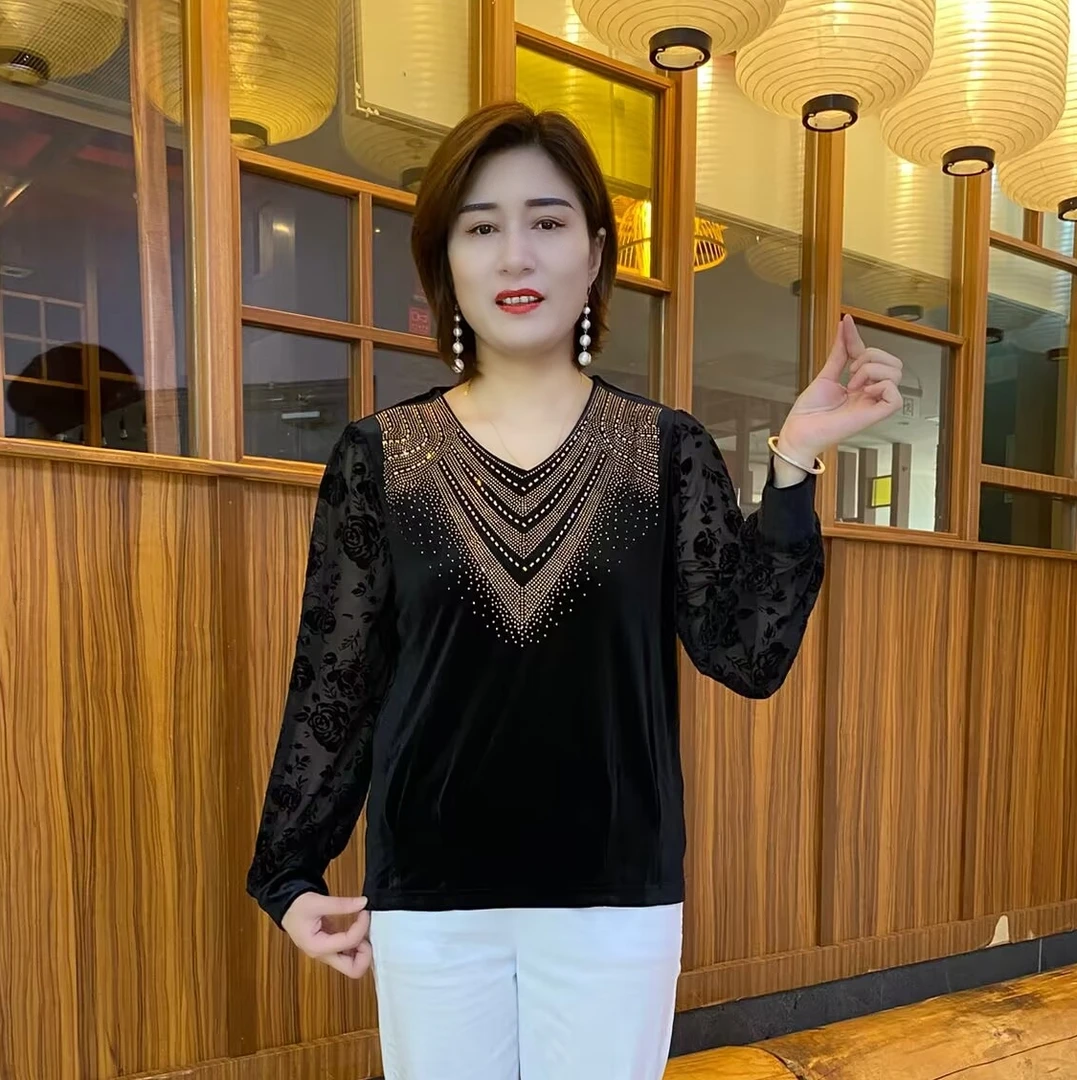 秋季新款时尚长袖薄款V领烫钻显瘦百搭妈妈装洋气丝绒小衫