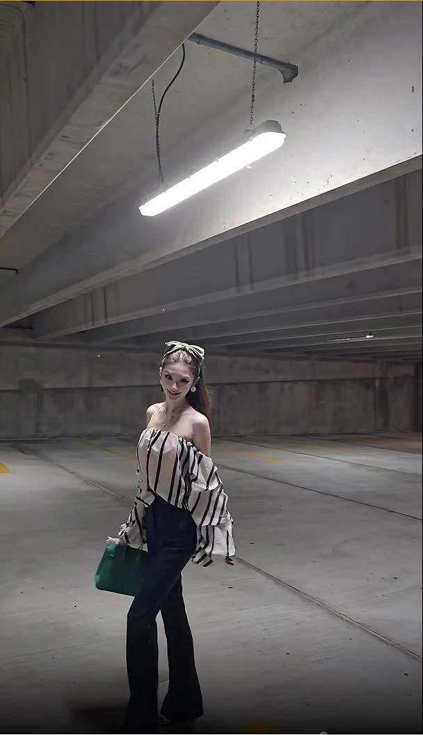 2025夏季新款高级感纯欲气质条纹喇叭袖一字肩抹胸上衣配修身长裤