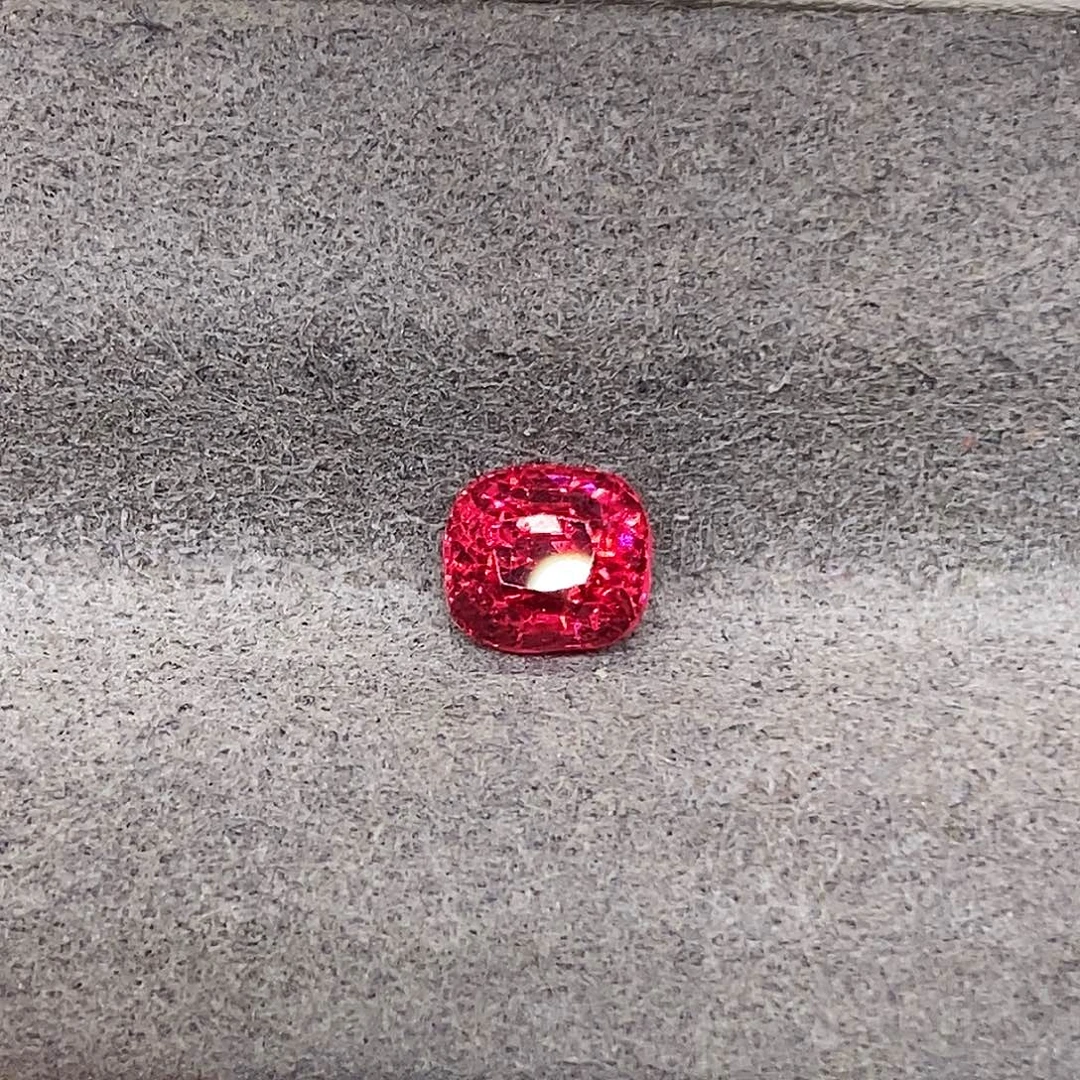 尖晶石裸石1.085克拉天然玻璃体满火彩满荧光绝地武士