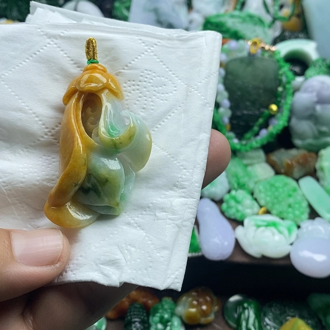 翡翠未镶嵌颈饰玉兰花