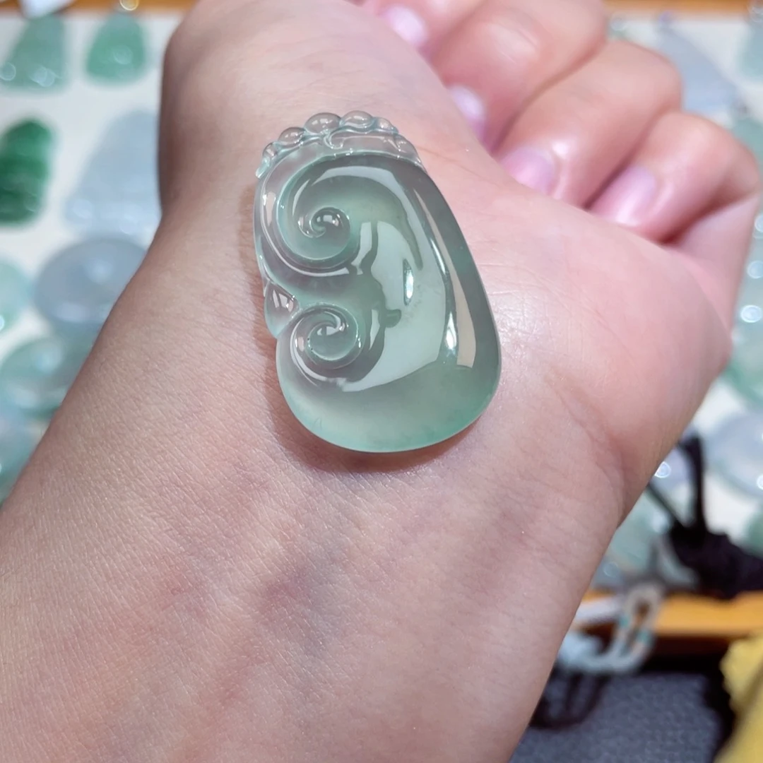 翡翠未镶嵌颈饰如意