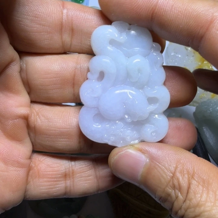 翡翠未镶嵌颈饰九尾狐