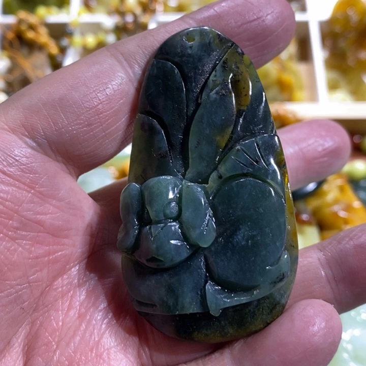 蛇纹石玉颈饰未镶嵌