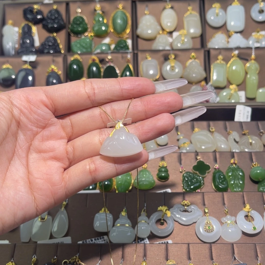 和田玉18K金镶嵌吊坠(赠链)