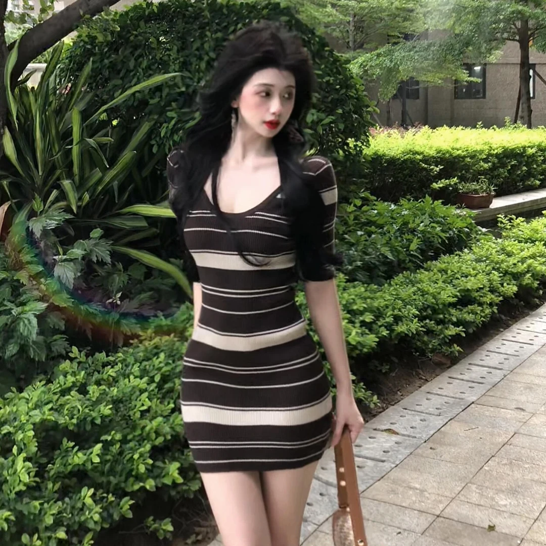 纯欲风性感露背条纹连衣裙子女夏季2025新款修身显瘦收腰包臀短裙