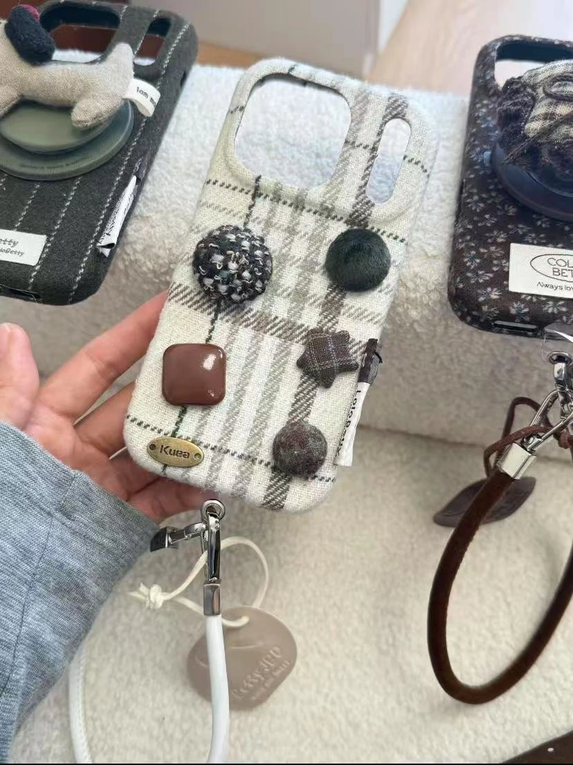 简约绒布色白灰格纹纽扣挂牌适用iPhone17pro手机壳苹果16pro新15