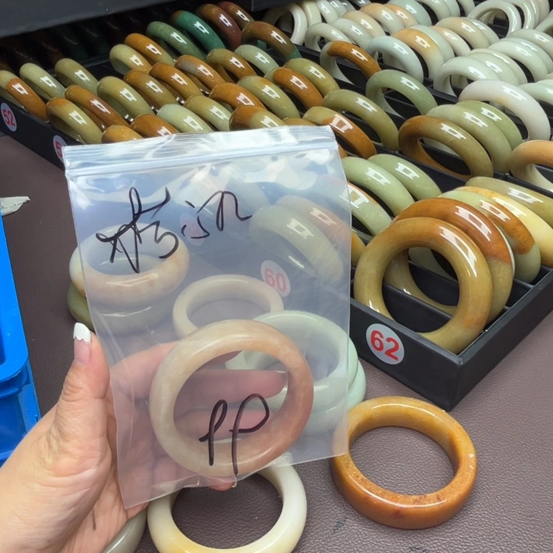 石英质玉手镯未镶嵌桔*红