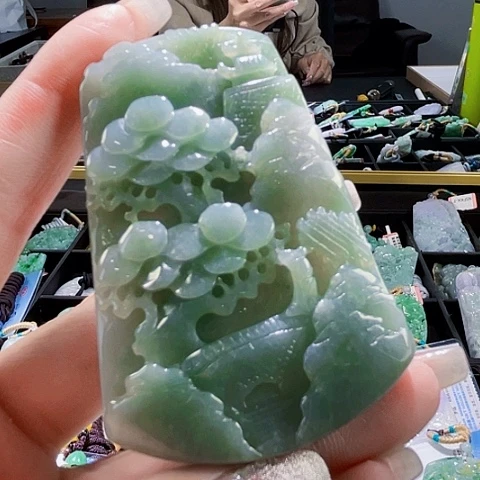 翡翠未镶嵌颈饰一个