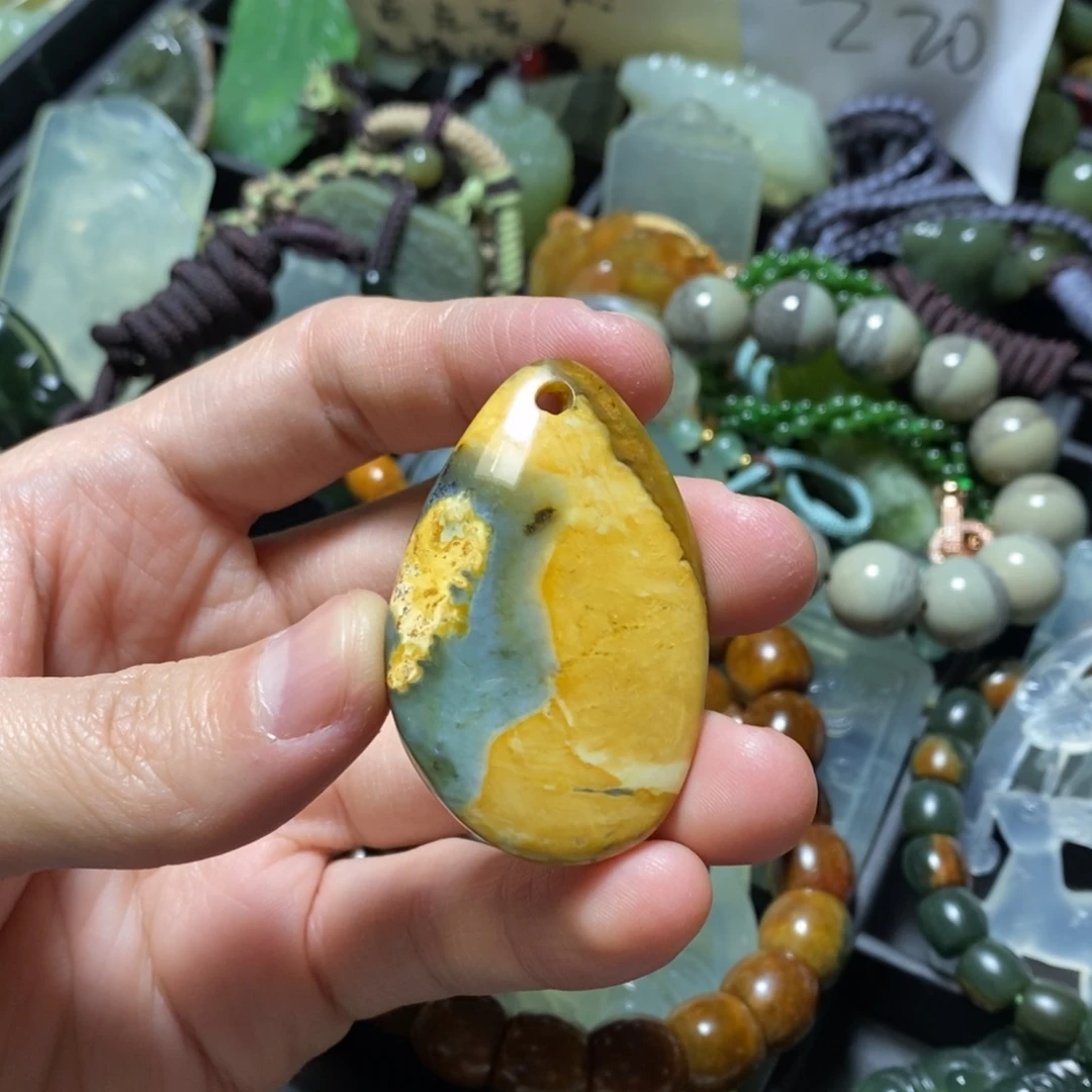 蛇纹石玉未镶嵌颈饰