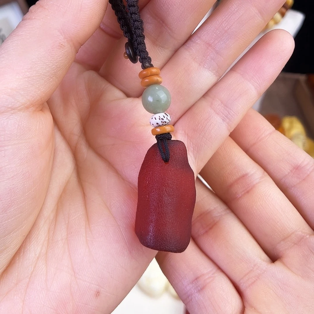 琥珀珠宝奇石未镶嵌。