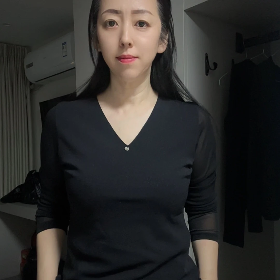 2026春季新款长袖V领领蕾丝网纱百搭修身气质显瘦打底衫