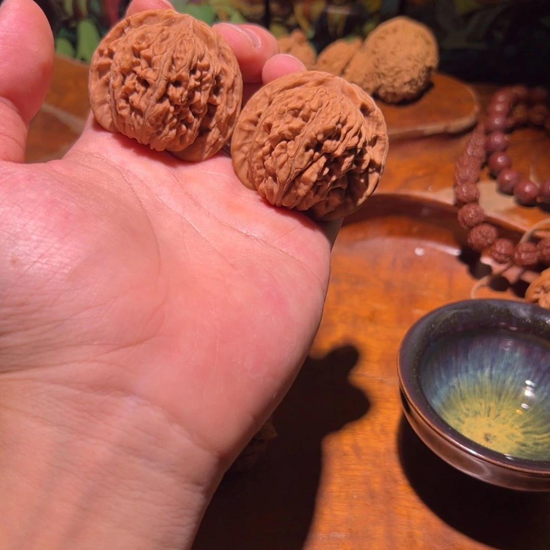 把件文玩核桃47山地红皮平谷楼，顶部轻微营养线，可以盘掉