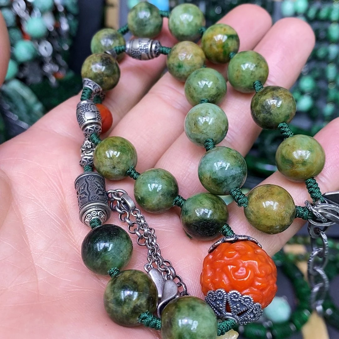 颈饰未镶嵌翡翠漂亮美眉