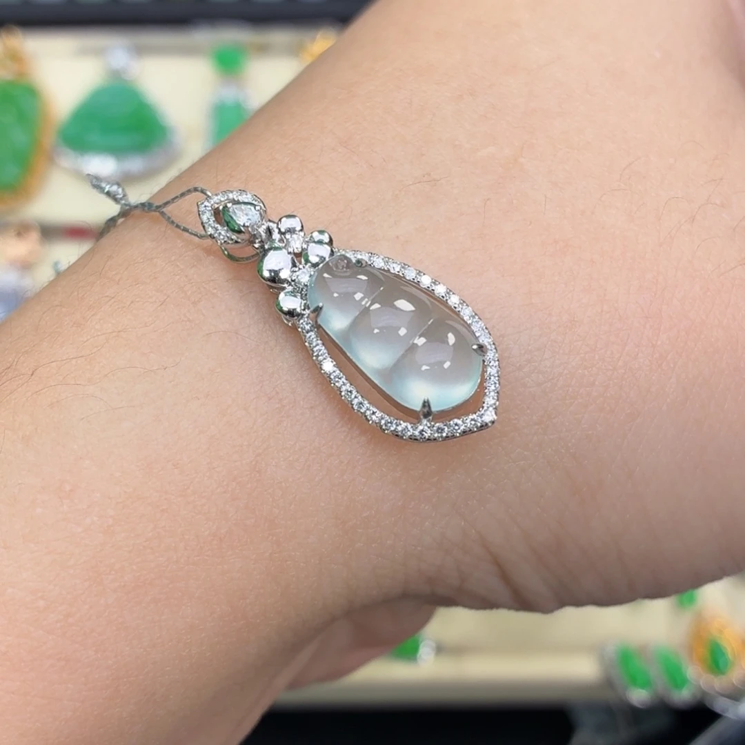 翡翠18K金镶嵌颈饰