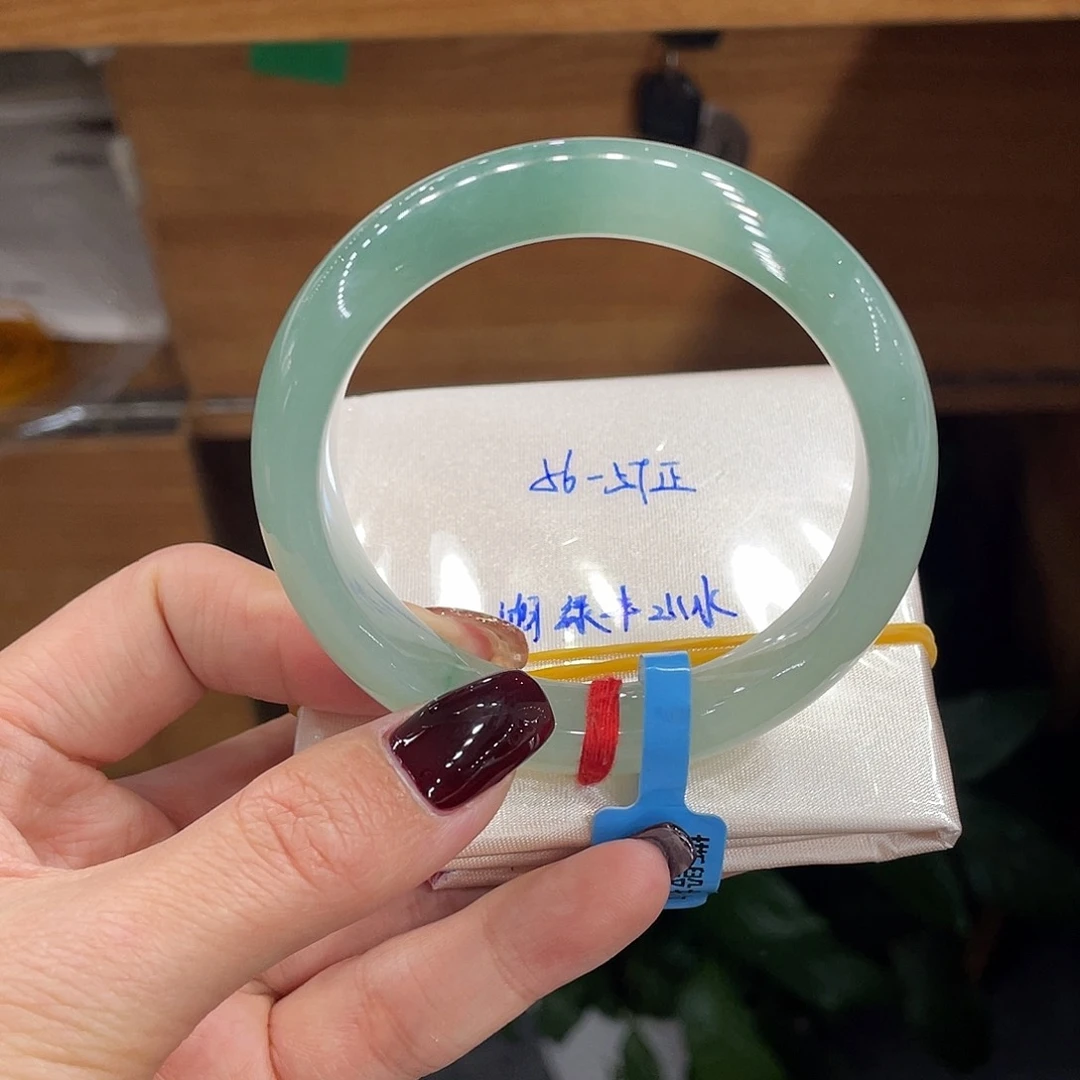 翡翠手镯未镶嵌天然翡翠