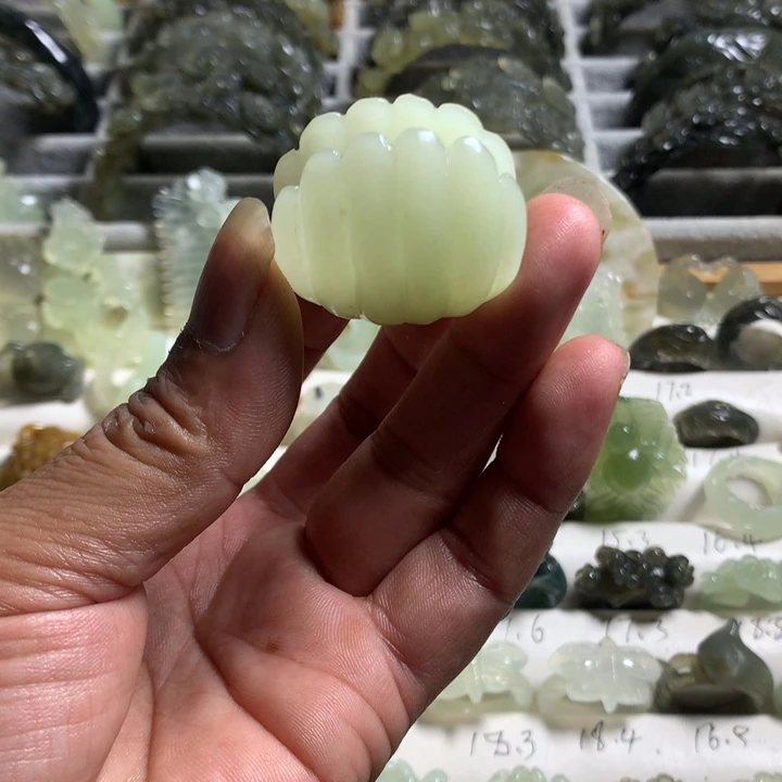 蛇纹石玉未镶嵌颈饰掌上明珠