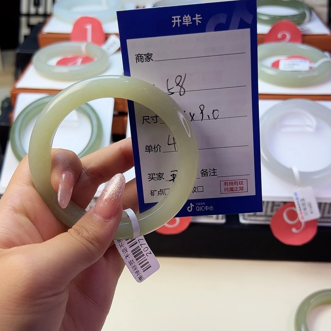 和田玉手镯未镶嵌那****事