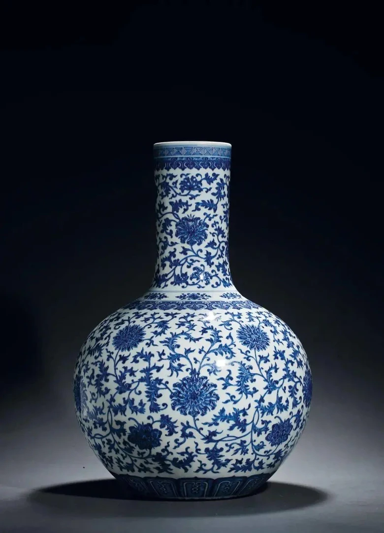青花缠枝莲大天球瓶