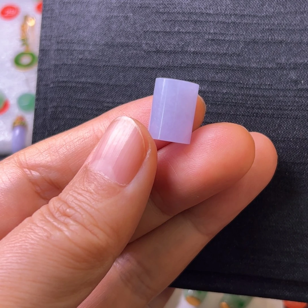 翡翠颈饰未镶嵌y****u玉柱