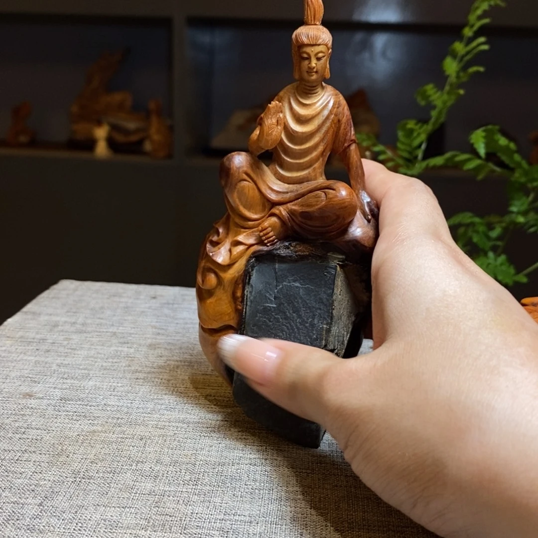 青***衣柏木（崖柏）根抱石北魏佛摆件