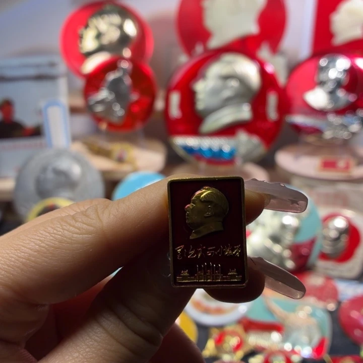 立***泷爷爷像章一枚品相如图