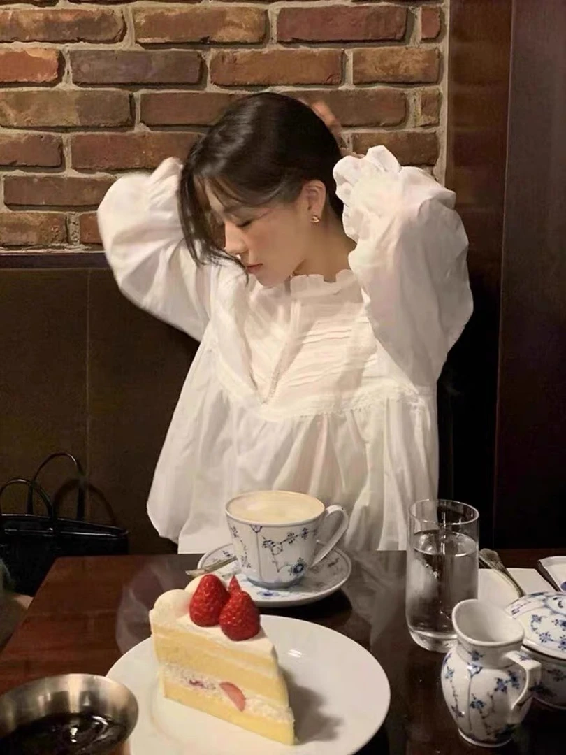 8959法式复古简约气质百搭温柔蕾丝拼接泡泡袖长袖衬衫上衣