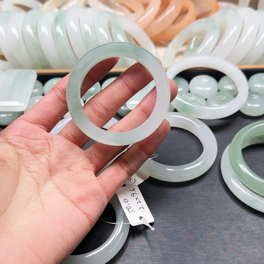 石英质玉未镶嵌手镯50圈口天山翠方镯