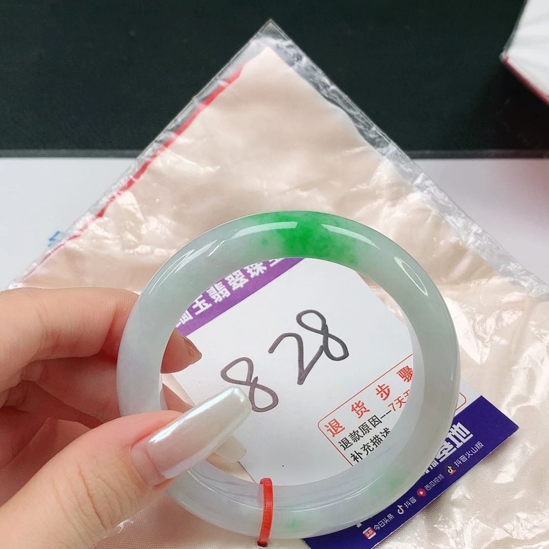 翡翠手镯未镶嵌翡翠手镯