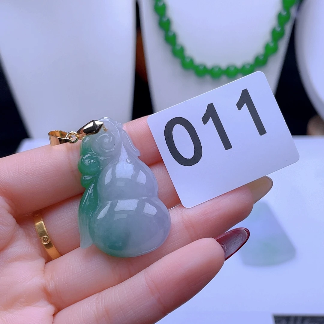 翡翠吊坠(赠链)未镶嵌