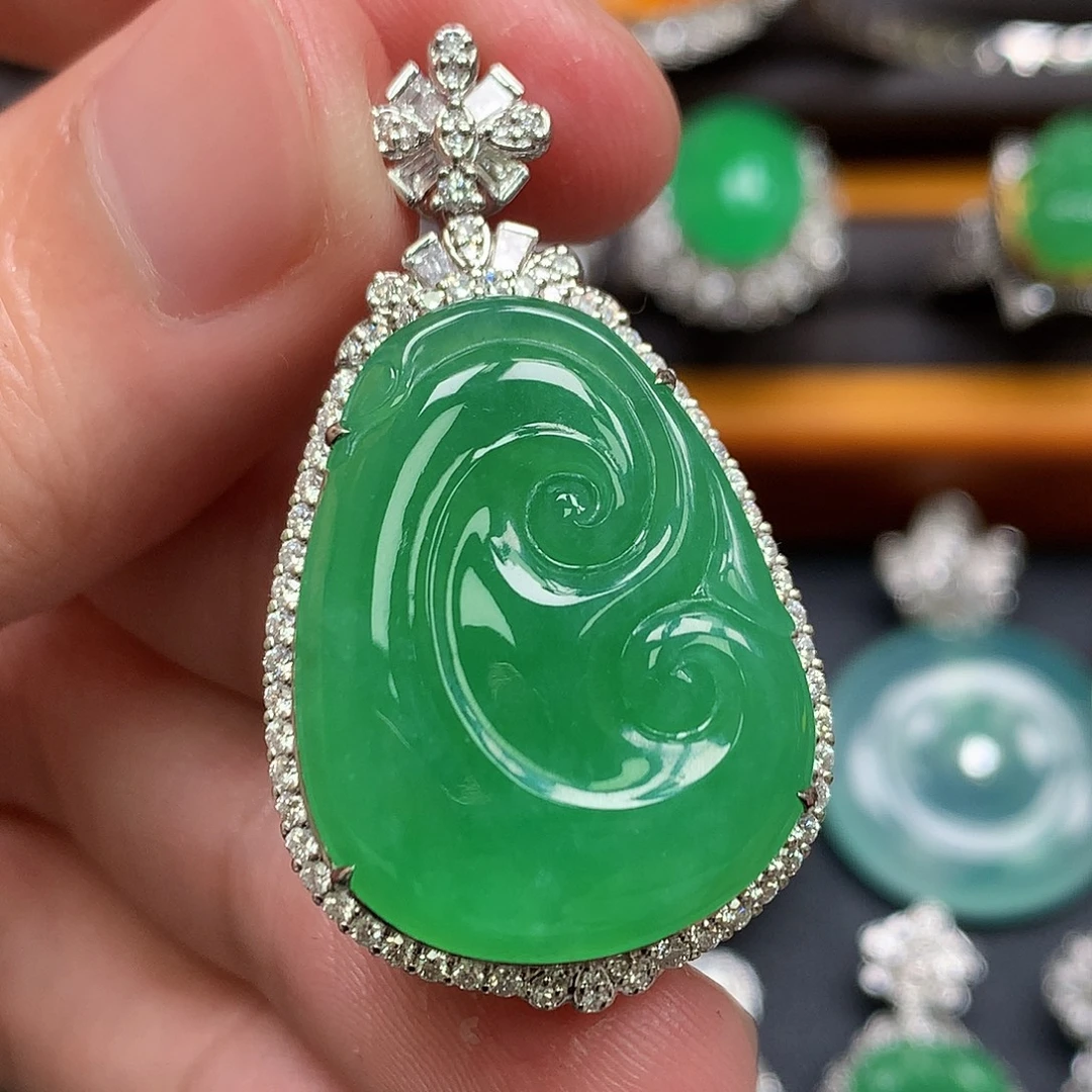 翡翠18K金镶嵌颈饰