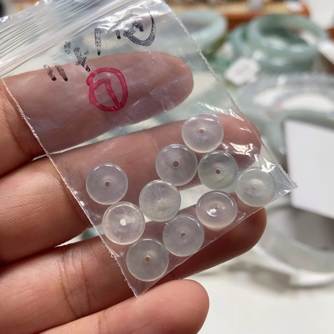 大***.翡翠未镶嵌颈饰翡翠