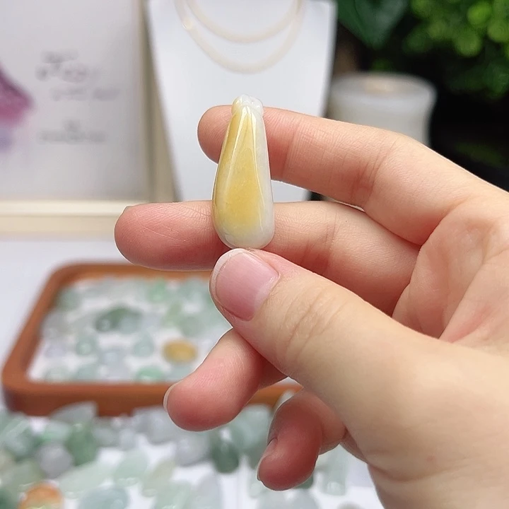 翡翠未镶嵌颈饰白底飘金多财多金福瓜吊坠 13