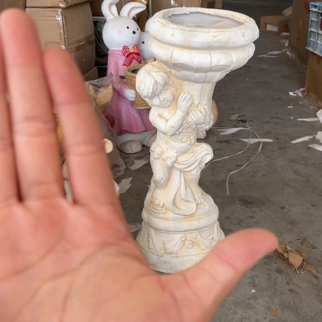 【闪购商品】树脂小男孩罗马缸摆件