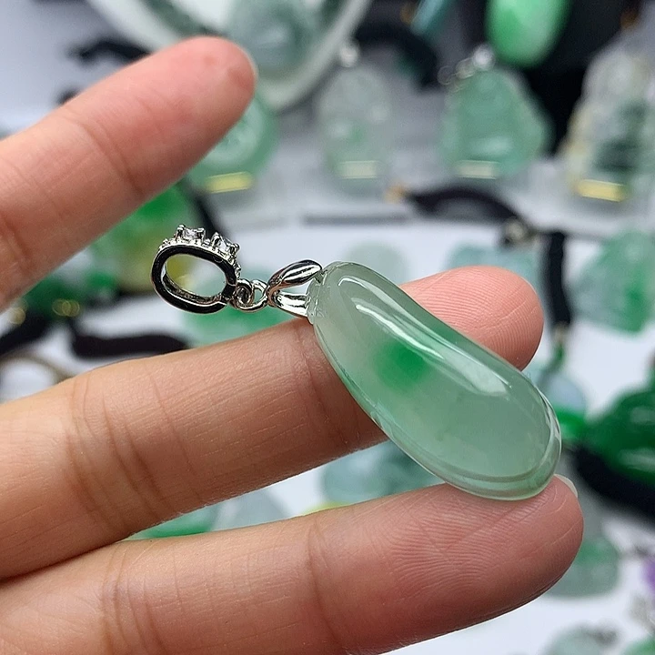 翡翠未镶嵌吊坠(赠链)