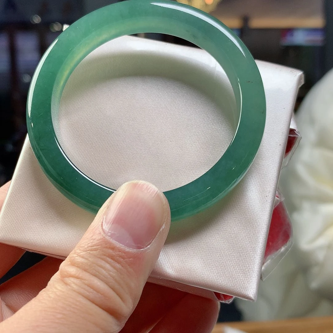 翡翠手镯未镶嵌翡翠