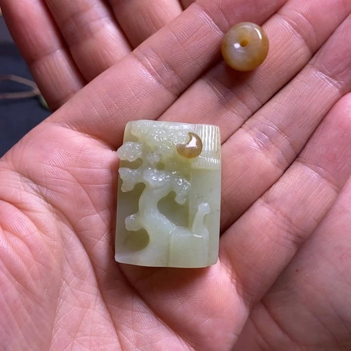 月***英和田玉未镶嵌颈饰