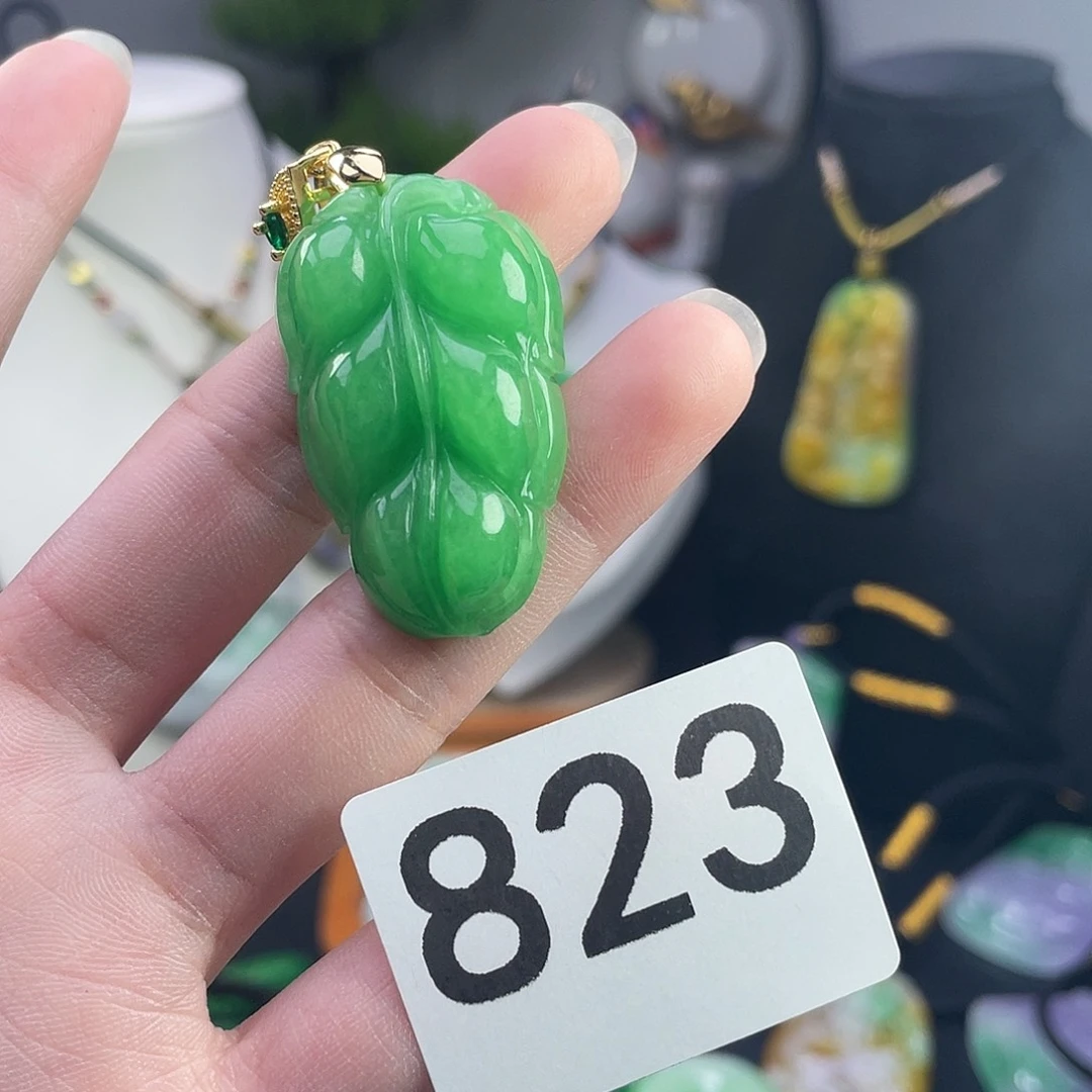 翡翠未镶嵌吊坠(赠链)
