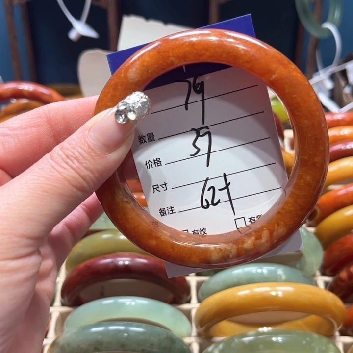 蛇纹石玉手镯未镶嵌些**间