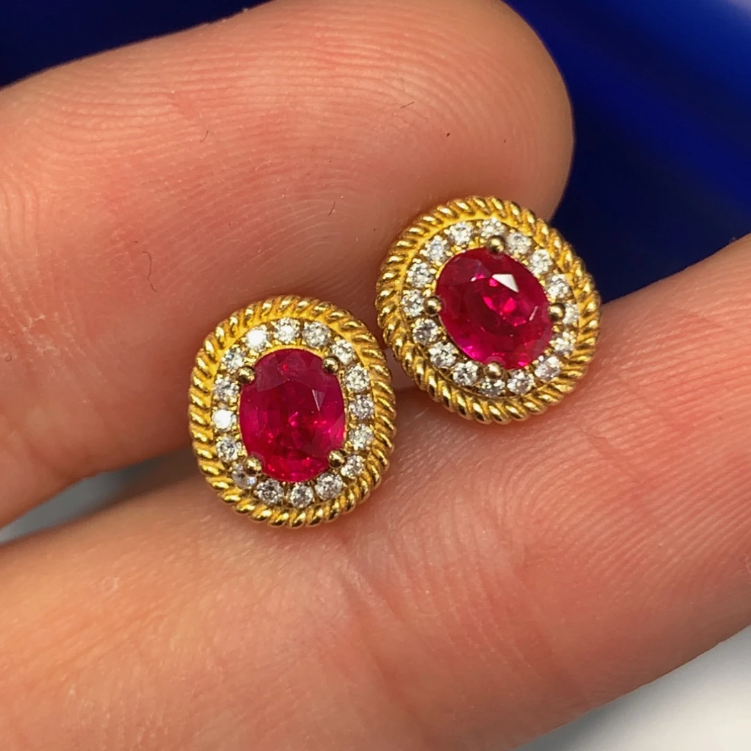 18K金镶嵌红宝石耳饰