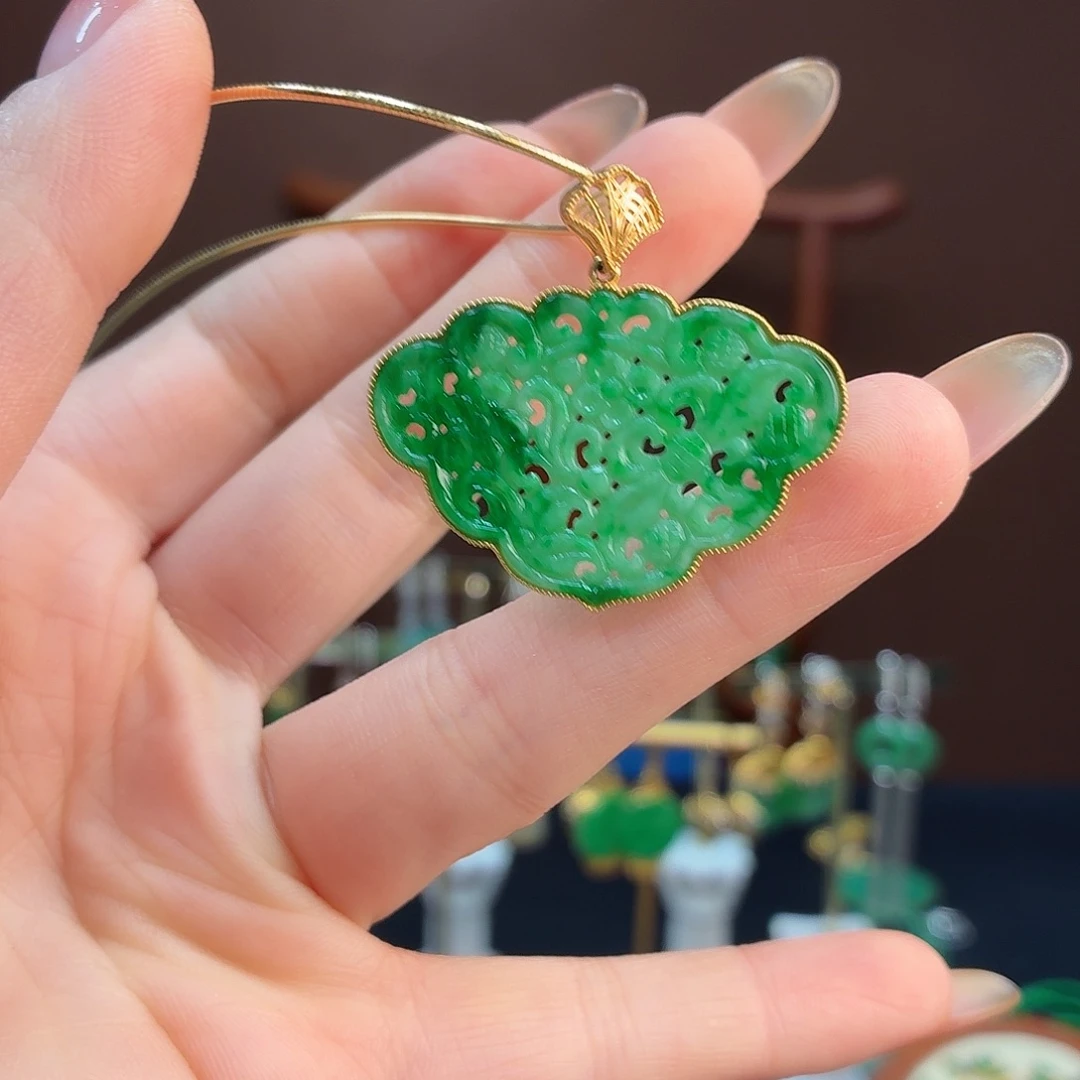 释***然翡翠18K金镶嵌颈饰吊坠